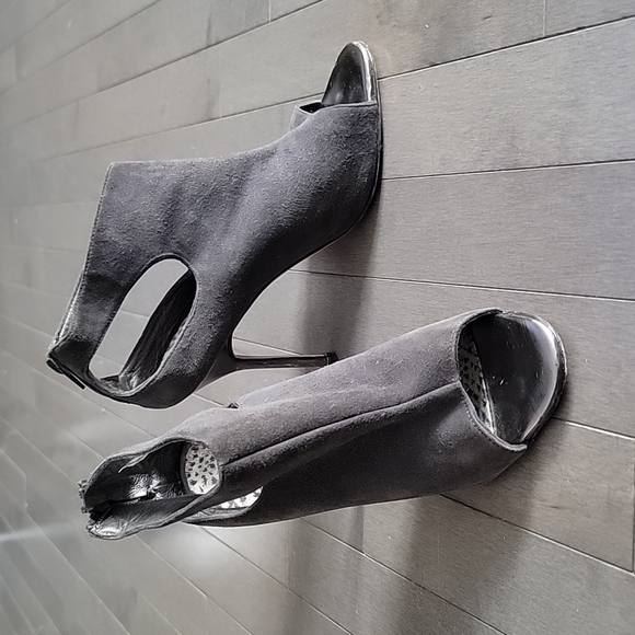 Grey Suede Monolo Blahnik heels - Picture 4 of 7